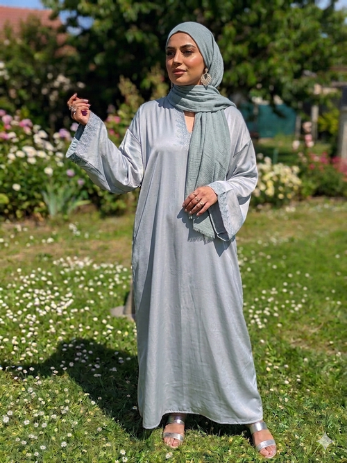 Abaya Satinée Brodée — Fluide | 2 Coloris |